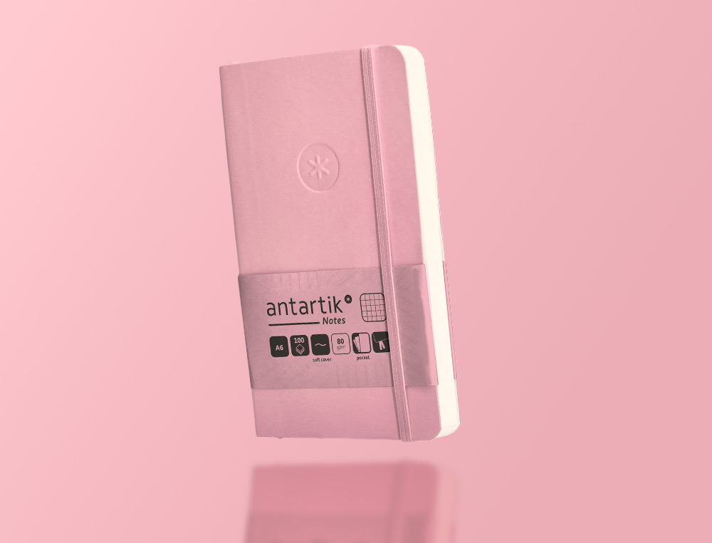 CUADERNO CON GOMILLA ANTARTIK NOTES TAPA BLANDA A6 CUADRICULA ROSA PASTEL 100 HOJAS 80 GR FSC